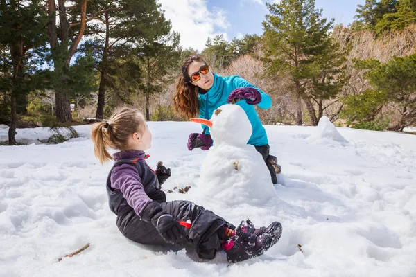 doğada bir kardan adam yapma anne ve küçük kız