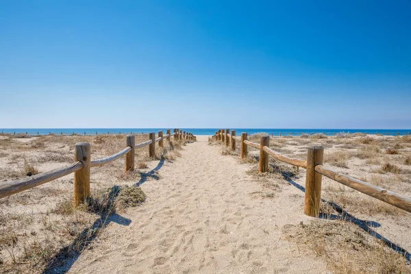 Sentiero di sabbia con ringhiere in legno in natura a Cabo de Gata Be — Foto Stock