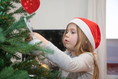 Noel baba şapkalı sevimli küçük çocuk noel ağacıdekorasyon