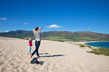 anne ve kızı Valdevaque üstüne yoga pratik