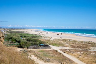 Cadiz'de tepeden Conil Bateles Plajı
