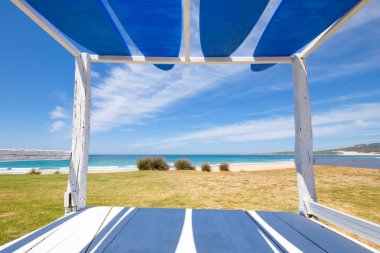Bolonia Beach sörf tahtaları ile ahşap bir yataktan çerçeveli