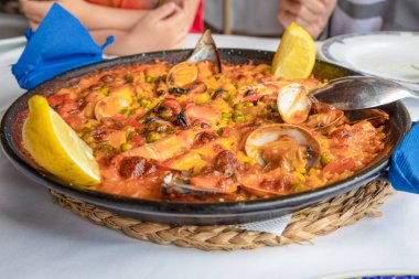 tipik İspanyol paella yakın görünümü lokantada hizmet vermeye hazır