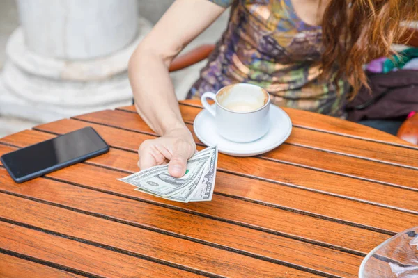 Λεπτομέρεια της γυναίκας που πληρώνει με χαρτονομίσματα του δολαρίου ένα φλιτζάνι καφέ σε TA — Φωτογραφία Αρχείου