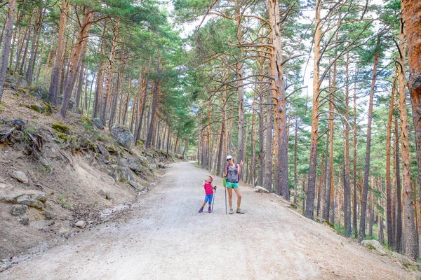 Funny bergsklättrare dotter och mor poserar med seger sy — Stockfoto