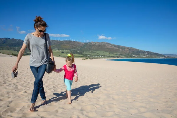 Mor och dotter går på sand av Valdevaqueros Beach — Stockfoto