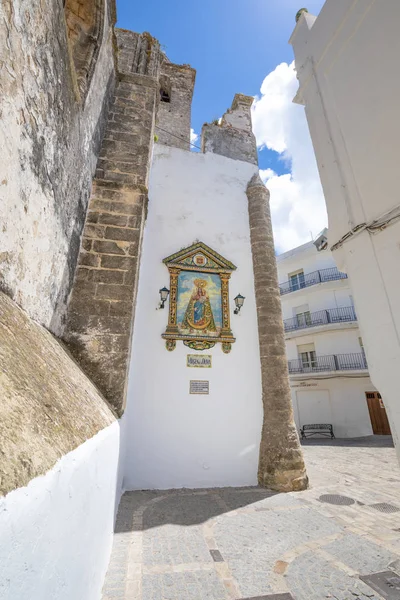 Hoek van de straat in de kerk de Goddelijke Verlosser in Vejer de la Fron — Stockfoto