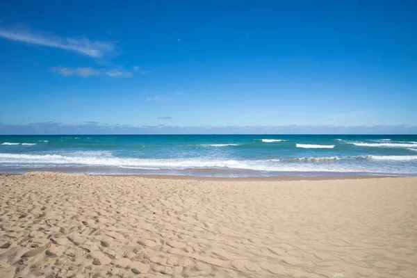 Vue de face du bord de mer de la plage de sable de Palmar à Cadix — Photo