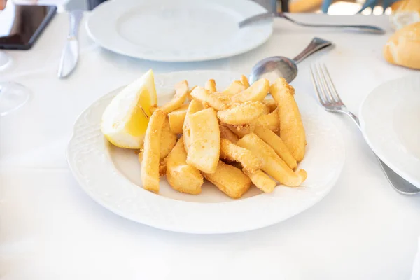 Plat blanc avec calamar frit gros morceaux prêts à servir — Photo