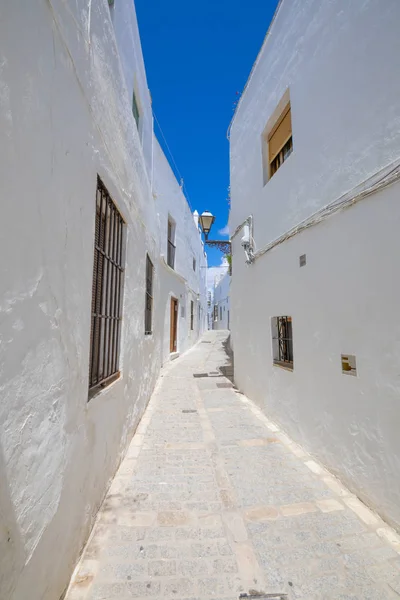 Tiro vertical da rua pedonal estreita em Vejer de la Fronter Imagem De Stock