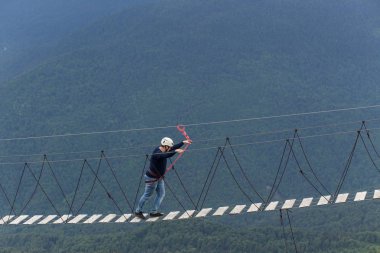 Rusya, Sochi - 25 Mayıs 2018: Editör fotoğraf üstüne gül tepe, Rosa Khutor. Adam bir asma köprü 2.000 metre gider