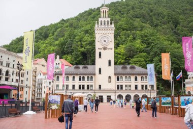 Rusya, Sochi - 25 Mayıs 2018: Rosa Khutor, yüksek Şapel Binası ve yaz aylarında önündeki turist