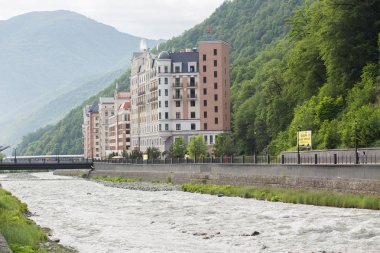 Rusya, Sochi - 25 Mayıs 2018: Rosa Khutor, güzel manzara, dağlar nehir ve yaz ağaçlarda