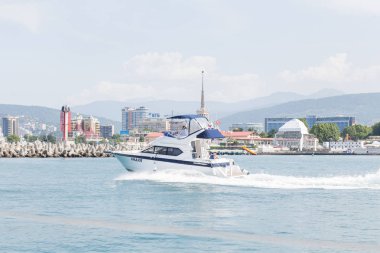 Rusya, Sochi - 28 Mayıs 2018: Merkez liman. Karadeniz yaz aylarında yatta yelken