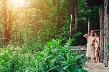 Bir yaz ormandaki Jakuzi yakınındaki güzel bir çift duruyor. Boş zaman, seyahat, gün kapalı, Spa konsept