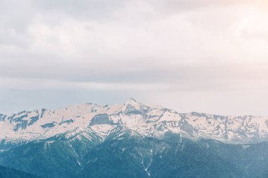 Manzara, bulutlu hava, yüksek dağ zirveleri karla. Seyahat, açık hava etkinlikleri kavramı