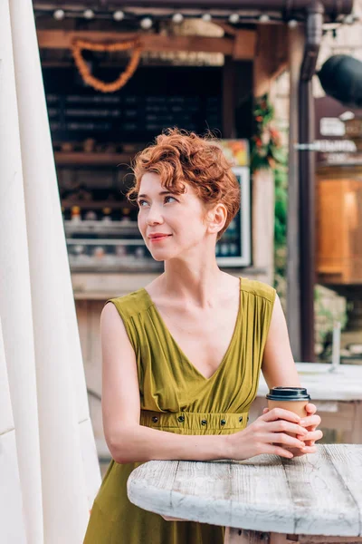 Una Hermosa Pelirroja Con Vestido Verde Para Sostiene Café Sus —  Fotos de Stock