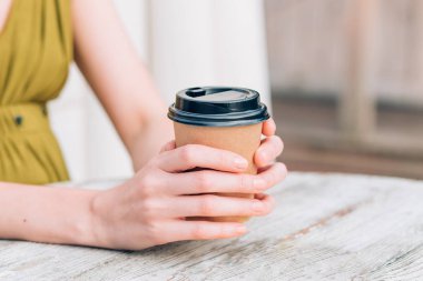 Kızın elinde fincan kahve kapatmak