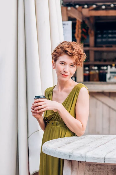 Una Hermosa Mujer Café Verano Con Café Las Manos Mira —  Fotos de Stock