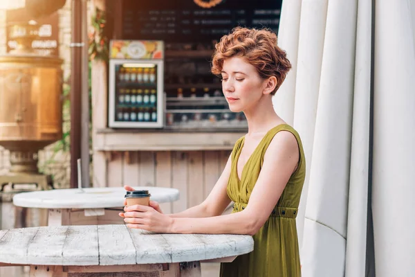Una Joven Con Vestido Bebiendo Café Café Verano Mujer Bonita —  Fotos de Stock