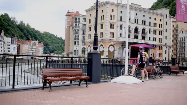 Russland Sotschi Mai 2018 Rosa Khutor Zwei Radfahrer Stehen Und — Stockvideo