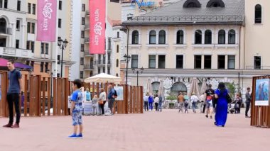 Rusya, Sochi - 25 Mayıs 2018: Rosa Khutor. insanlar sıcak yaz havalarda sokaklarda yürüyorlar.