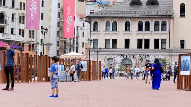 Russland Sotschi Mai 2018 Rosa Khutor Menschen Gehen Bei Warmem — Stockvideo