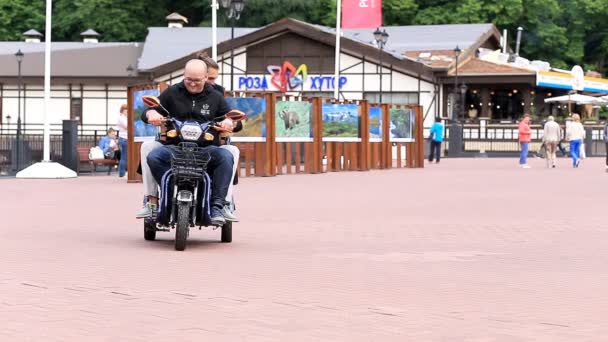 Russland Sotschi Mai 2018 Rosa Khutor Zwei Männer Fahren Motorrad — Stockvideo