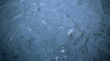 Doğada, üstten görünüm nehir akar. Yaz