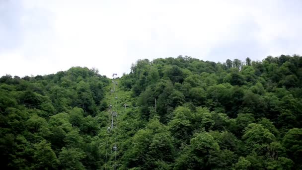 Prachtige Bergen Bossen Kabelbanen Stijgen Naar Top Natuur Resort — Stockvideo