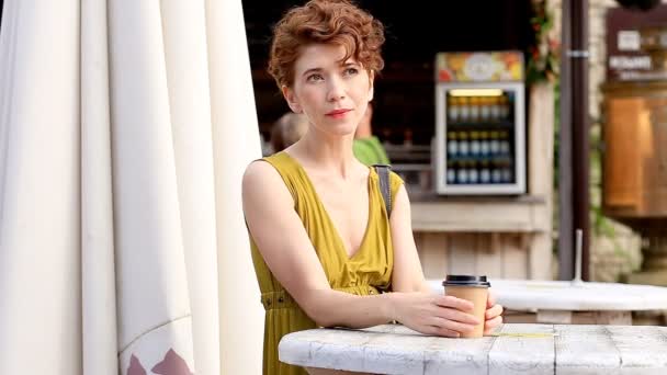 Mulher Atraente Livre Bebendo Café Aproveitando Momento Descansando Café Verão — Vídeo de Stock