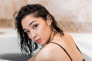 Çekici kız banyo ışık arka plan üzerinde rahatlatıcı. Genç bir kadın portresi kapatın