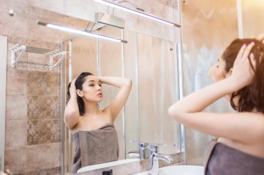 Sonra aynaya bakıyorum banyo banyo havlusu güzel esmer kadın