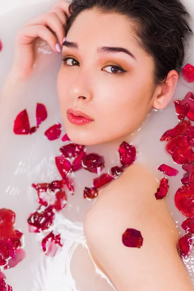 Retrato Una Joven Hermosa Mujer Con Flores Pétalos Rosa Roja —  Fotos de Stock