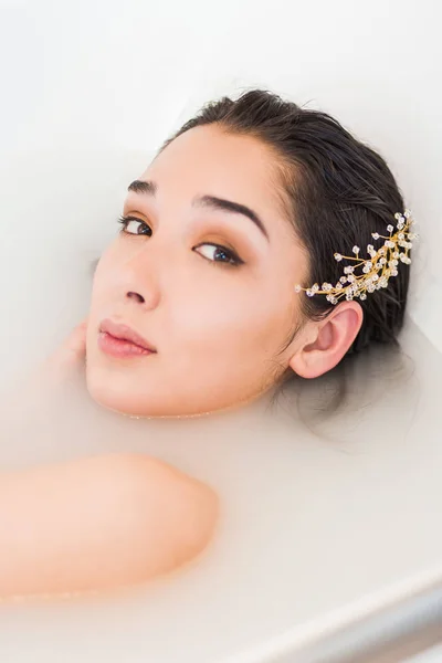 一个美丽的女人在水中的肖像 沐浴乳的健康治疗 — 图库照片