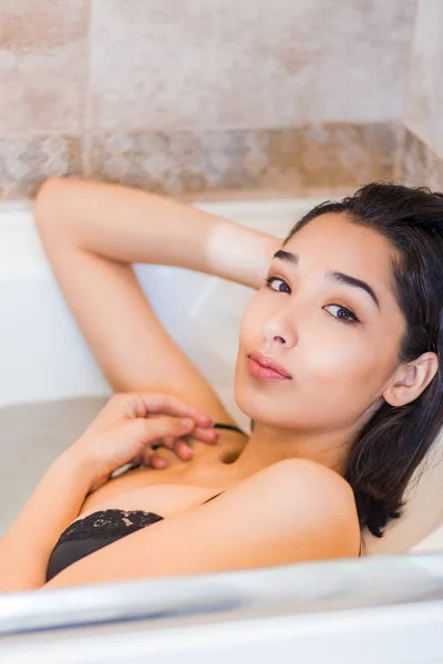 Attrayant Asiatique Femme Relaxant Dans Bain Gros Plan Portrait — Photo