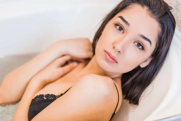 Atractiva Mujer Asiática Relajándose Baño Primer Plano Retrato — Foto de Stock