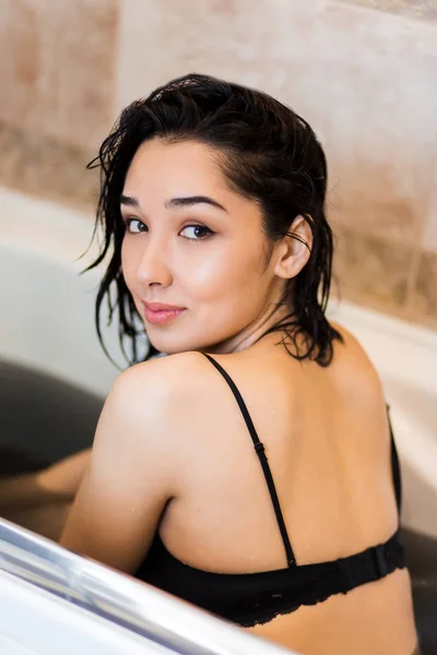 Retrato Cerca Una Joven Sentada Bañera Mirando Cámara —  Fotos de Stock