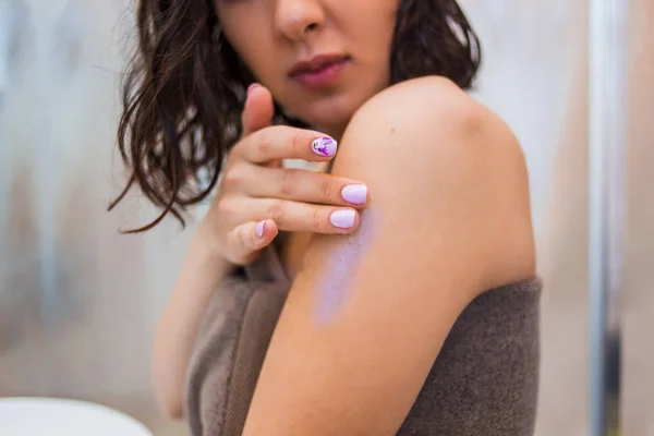 Σώμα Χέρια Απολέπιση Μάσκα Λοσιόν Εφαρμόζεται Closeup Της Γυναίκας Spa — Φωτογραφία Αρχείου