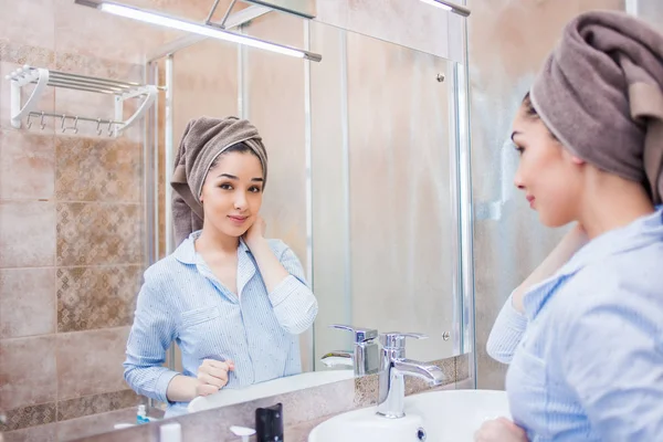 Wanita Cantik Dengan Handuk Kepalanya Melihat Cermin Kamar Mandi — Stok Foto