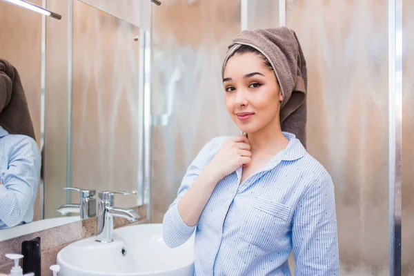 Wanita Muda Tersenyum Cantik Dengan Handuk Kepalanya Setelah Mandi Spa — Stok Foto