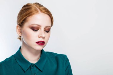 Yakın çekim parlak makyaj ile güzel bir kırmızı saçlı kız portresi. Güzellik, yüz bakımı, moda, temiz cilt kavramı. kopya alanı.