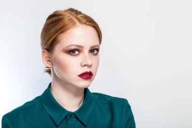 Temiz taze cilt, makyaj güzel genç bayan. Kozmetik, güzellik ve spa. Copys hızı, beyaz arka plan.