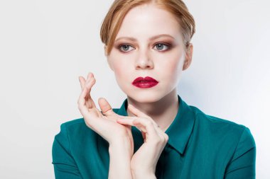 Beyaz bir arka plan üzerinde güzel bir kızıl saçlı kadın portresi. Spa, makyaj, moda, bakım, temizlik, konsepti. Yakın çekim