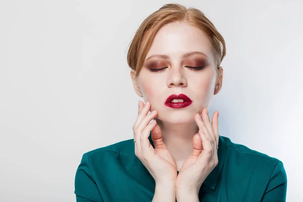 Zmysłowe Woman Jasny Makijaż Zamknięte Oczy Białym Tle Czerwone Usta — Zdjęcie stockowe
