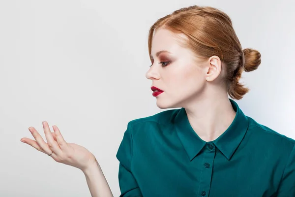 Menina Bonita Apontando Para Lado Apresentando Seu Produto Expressivo Expressões — Fotografia de Stock