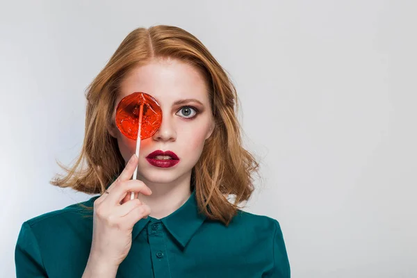 Pelirroja Hermosa Chica Una Camisa Verde Con Caramelo Redondo Multicolor — Foto de Stock