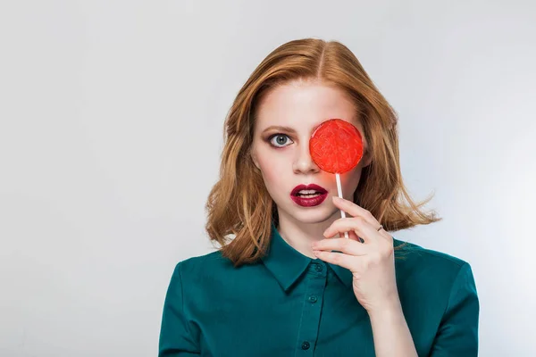 Hermosa Mujer Sorprendida Con Piruleta Roja Sobre Fondo Blanco — Foto de Stock