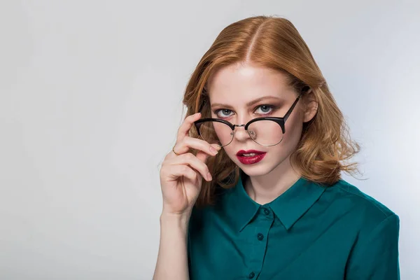 Mulher Óculos Mulher Fundo Branco Mulher Negócios Ruiva Bonita Com — Fotografia de Stock