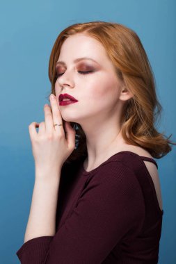 Güzel kadın modeli ile kopya alanı. Rüya ve mavi arka plan üzerinde düşünme kapalı gözlü seksi kız